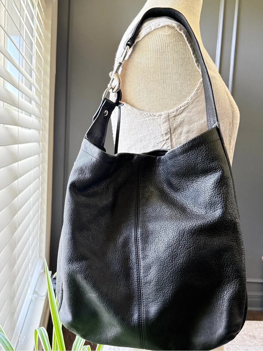 Coach Avery Black Pebbled Leather Large Hobo Bag F23309 – Teal Interior